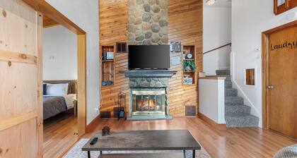 Cozy, quiet, & convenient 2-bedroom house with WiFi & AC in vibrant Green Bay