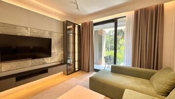 Deluxe Apartment, City View | Living area