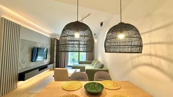 Deluxe Apartment, City View | Living area