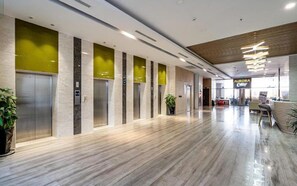 Coin salon dans le hall