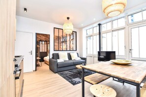 TV, offices - Charmant appartement - 3BR/8P - South Pigalle (Paris)