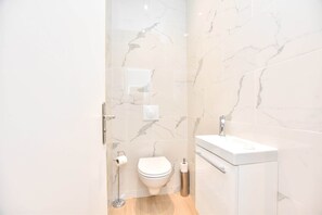 Een douche, een haardroger, handdoeken