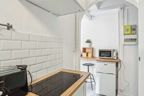 Frigorifero, microonde, piano cottura, macchina per tè/caffè