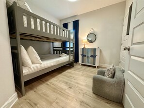 4 bedrooms, iron/ironing board, travel cot, WiFi - Coastal Dreamer-Family Friendly, 2 Kitchens, Golf Cart Included, Close to Beach (Port St. Joe)