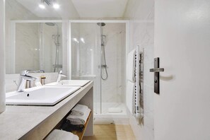Douche, sèche-cheveux, serviettes fournies