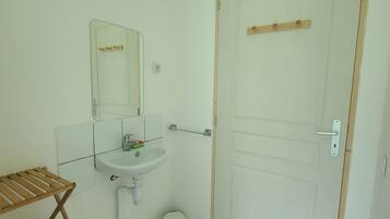 Dusche, umweltfreundliche Kosmetikartikel, Haartrockner, Handtücher