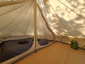 2 bedrooms, WiFi, bed sheets - DOUBLE TENTS Glamping in Nature by Horizon Mohair, Espace Aster! (Saint-Projet)