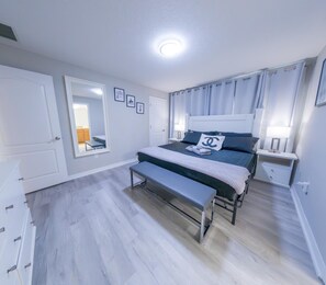 5 chambres, bureau, fer et planche à repasser, lit de bébé portatif