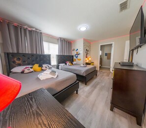 5 bedrooms, desk, iron/ironing board, travel cot - Luxury 5BR Villa – Heated Pool, Sunset Views, 10 Min to Disney & Animal Kingdom! (Kissimmee)