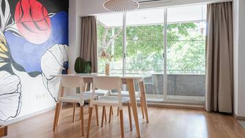 Departamento Confort, balcón, vista a la ciudad | Área de sala de estar