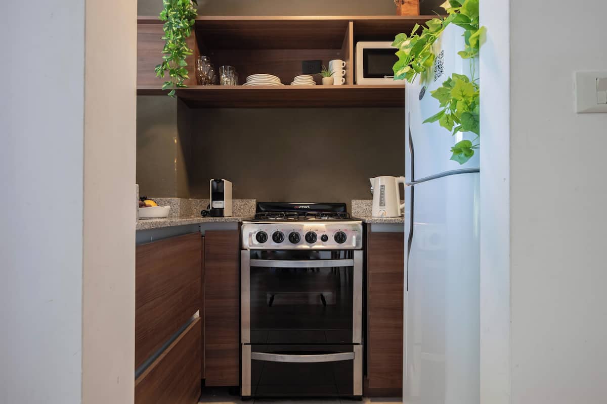 Refrigerador con freezer, microondas, horno, placa de cocina