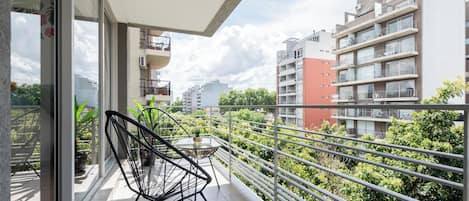 Comfort-Apartment, Balkon, Stadtblick | Eigene Küche | Großer Kühlschrank, Mikrowelle, Ofen, Herdplatte