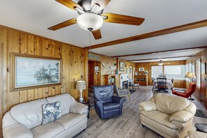 Télévision, cheminée, lecteur de DVD, baby-foot