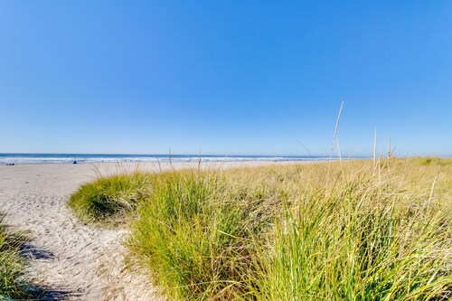 Spacious family friendly home, one block to the beach, with WiFi and game room