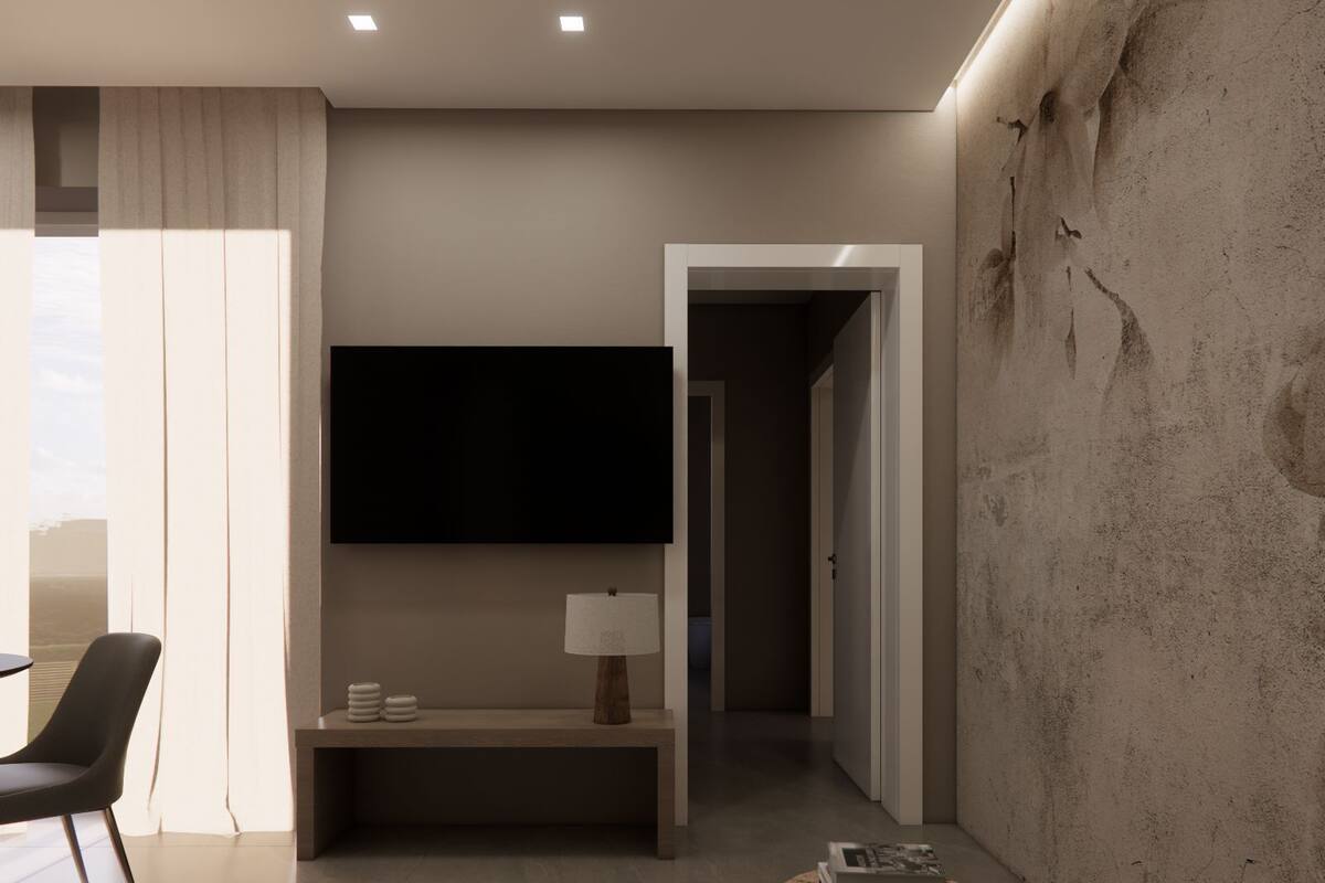 Ein modernes Wohnzimmer mit flachbildfernseher an der Wand, einem Holztisch, einem Sessel und einem kleinen Beistelltisch mit Lampe.