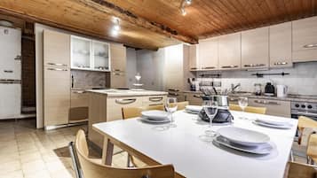 Ofen, Herdplatte, Geschirrspüler, Wasserkocher mit Kaffee-/Teezubehör