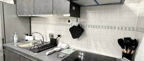 Frigorifero, microonde, forno, piano cottura