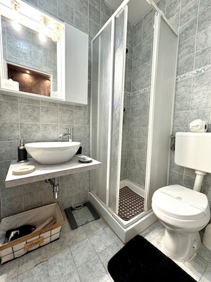 Dusche, Haartrockner, Handtücher, Seife