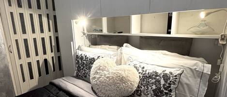 1 chambre, fer et planche à repasser, lit parapluie, Wi-Fi gratuit