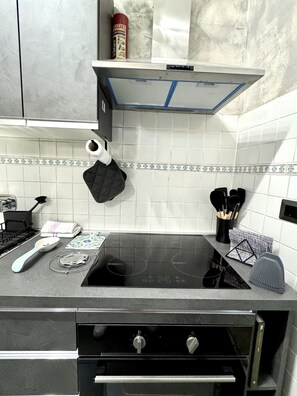 Frigorifero, microonde, forno, piano cottura