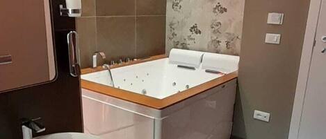 Habitació doble Deluxe | Caixa forta a l'habitació, escriptori i planxa i posts de planxar