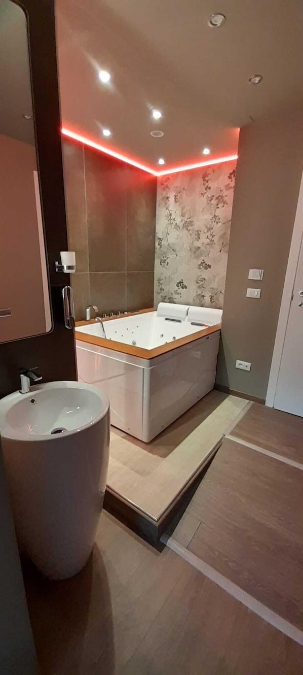 Chambre Double Deluxe | Coffres-forts dans les chambres, bureau, fer et planche à repasser