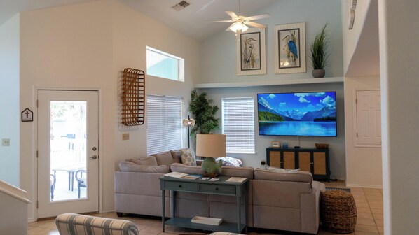 Huis, meerdere bedden, toegang tot zwembad (Tranquil Turquoise Retreat) | Woonruimte | Een 42-inch flatscreentelevisie met digitale zenders