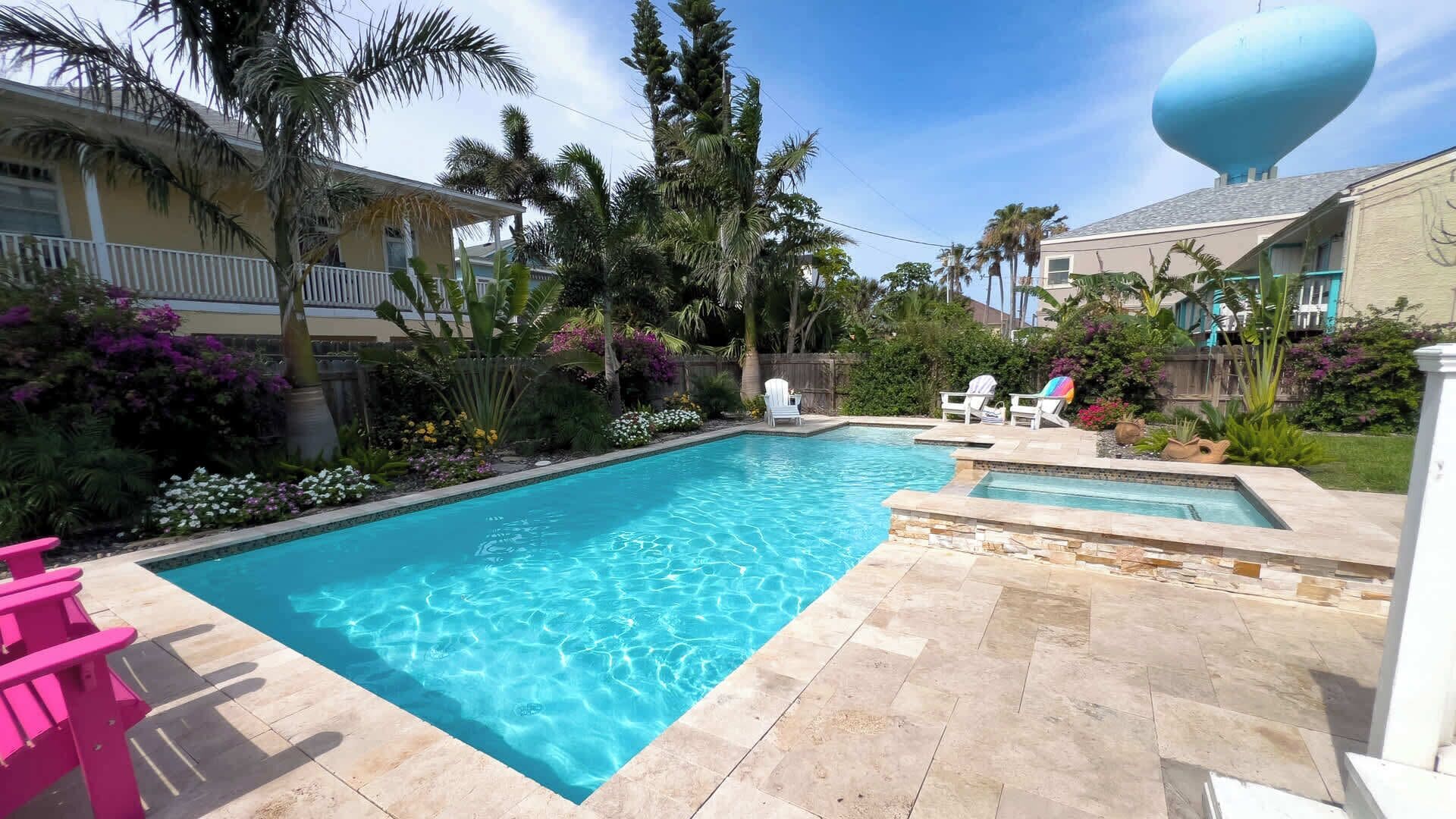 Una piscina al aire libre