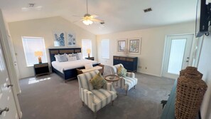 Maison, Plusieurs lits, accès à la piscine, vue partielle sur l'océan (Tranquil Turquoise Retreat) | 3 chambres, décor unique, ameublement unique, literie fournie