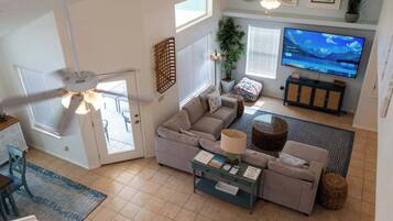 Casa, várias camas, acesso à piscina, vista parcial para o oceano (Tranquil Turquoise Retreat) | Área de estar | TV de tela plana 42 polegadas com canais digitais