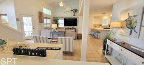 獨棟房屋, 多張床, 可使用泳池, 部分海景 (Tranquil Turquoise Retreat) | 起居區 | 42-吋平面電視,提供數位頻道