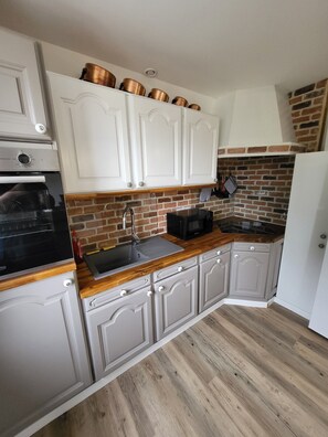 Fridge, microwave, oven, stovetop - Gîte le Normandy chou (Noues de Sienne)