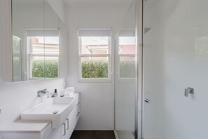 Hair dryer, towels - Navi Home, stay like locals (Yarraville)