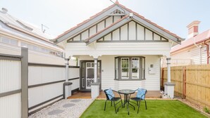 A house with a front porch, a small lawn, and a fenced backyard. - Navi Home, stay like locals (Yarraville)
