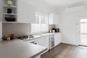 Fridge, microwave, oven, stovetop - Navi Home, stay like locals (Yarraville)