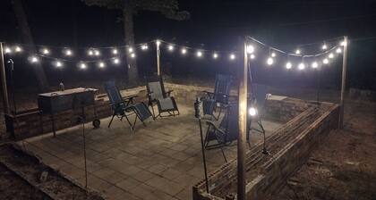 Lake front house. cool, pet friendly with fire pit & grill.