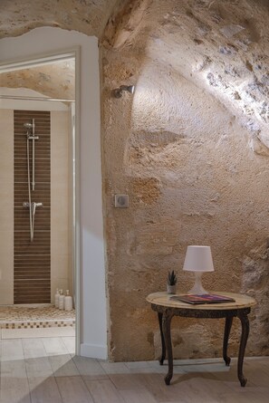 تجهيزات دش، مجففات شعر، مناشف، صابون