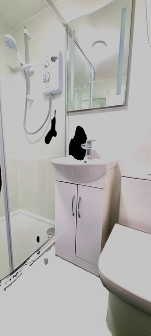 Douche, sèche-cheveux, serviettes fournies