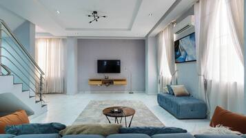 Familienapartment, Balkon, Stadtblick | Wohnbereich