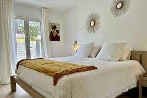 3 bedrooms, desk, iron/ironing board, travel crib