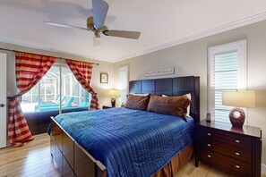 3 bedrooms, iron/ironing board, internet, bed sheets - Waterfront home with private pool, lanai, dock, & tiki hut (Cape Coral)