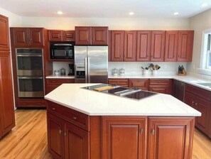 Dishwasher, cookware/dishes/utensils, paper towels - Sonnenhof.. (Southwest Harbor)