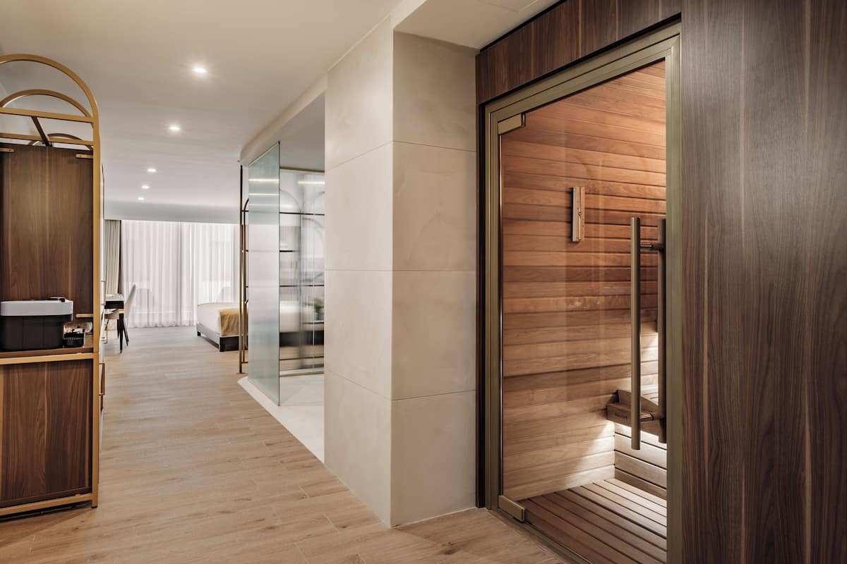 Deluxe Suite, 1 Katil Raja (King), Sauna | 1 bilik tidur, peralatan tempat tidur premium, tilam berlapik, bar mini