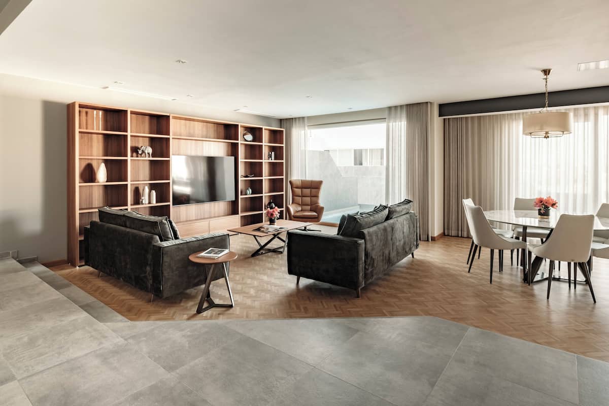 Penthouse, 2Â Schlafzimmer, eigener Pool, Meerblick | Wohnbereich | 43-Zoll-Smart-TV mit Digitalempfang