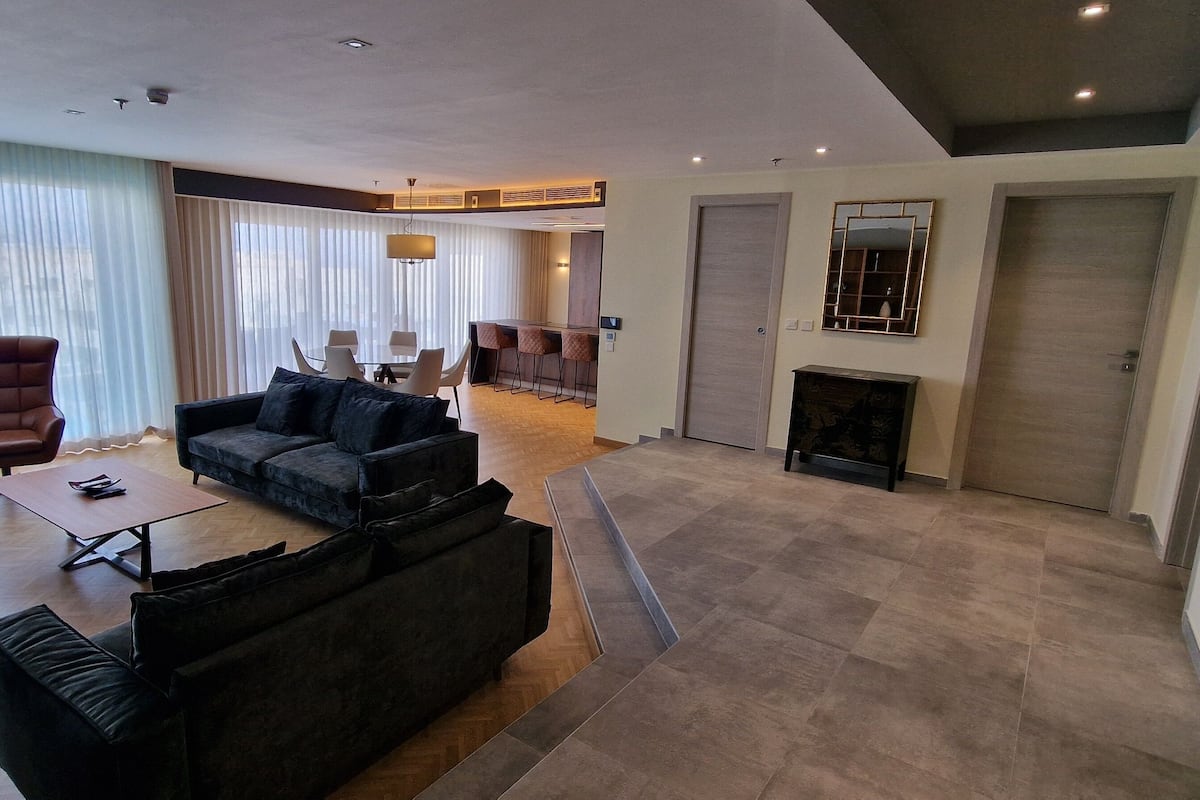 Penthouse, 2 Schlafzimmer, eigener Pool, Meerblick | Wohnbereich | 43-Zoll-Smart-TV mit Digitalempfang