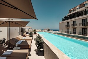 Piscine intérieure, 2 piscines extérieures, parasols, chaises longues