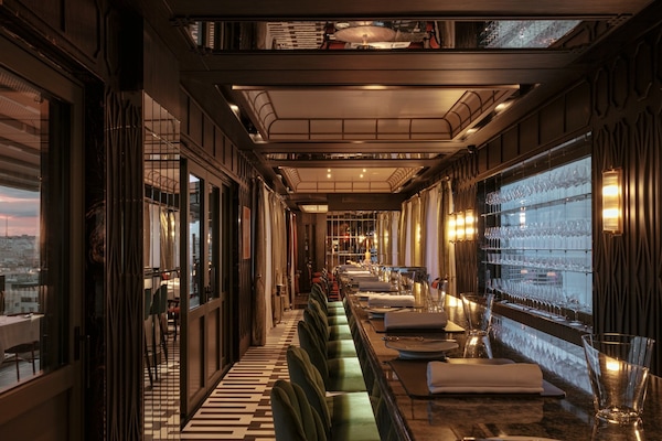 3 restaurants; lunch and dinner served
