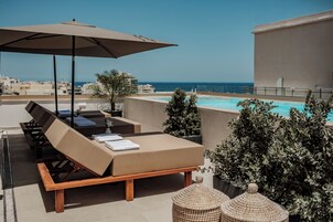 Kolam renang tertutup, 2 kolam renang terbuka, payung kolam 