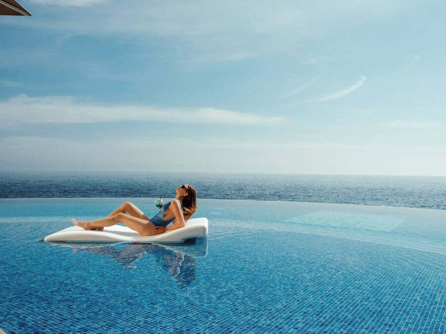 Piscina interna, 2 piscinas externas, guarda-sóis, espreguiçadeiras