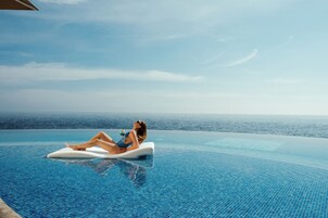 Kolam renang tertutup, 2 kolam renang terbuka, payung kolam 